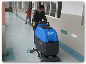 JR-815B洗地机特价_10学校走廊洗地机-塑胶地板.jpg